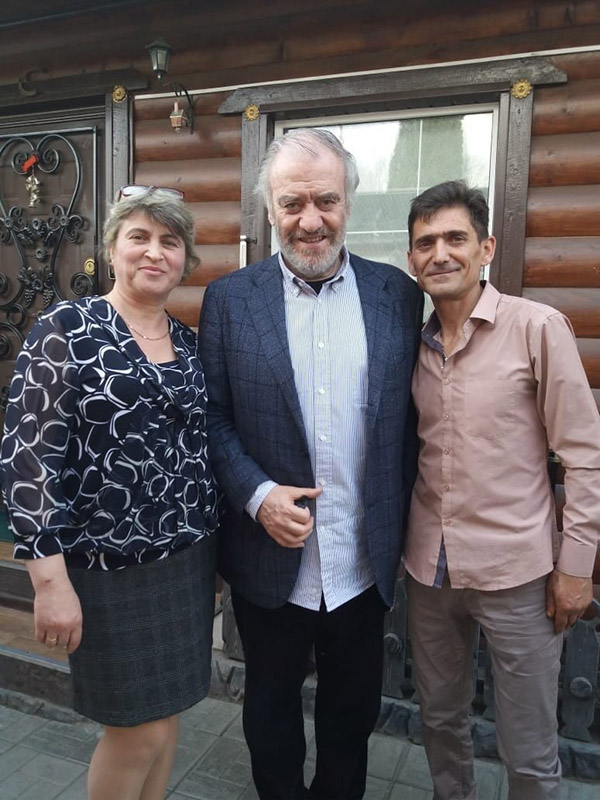 В. Гергиев с хозяйкой и ее супругом  возле бывшего дома  Щедриных в микрорайоне Бор г. Алексина. 