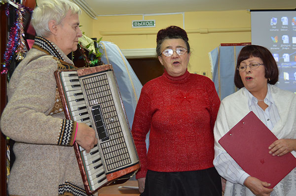 участницы клуба исполняют песни на стихи С. Есенина