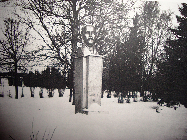 Памятник Александру Муралову в пос. Бунырево
