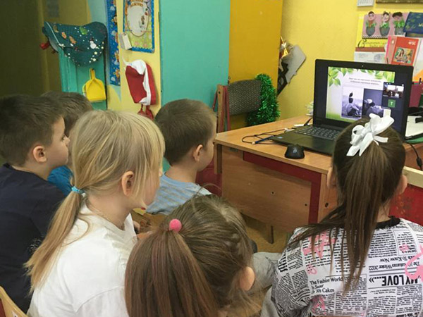 Дети смотрят урок доброты