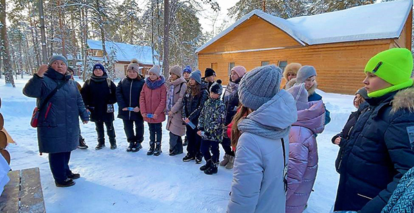Библиотекарь Городского филиала № 4 Наталья Владимировна Короткова на территории Царевиче-Алексиевского храма для учащихся четвёртых и шестых классов школы № 3 проводит час православия «Крещение пришло – святую воду принесло».