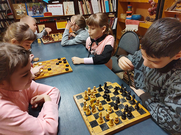 дети играют в шахматы и шашки